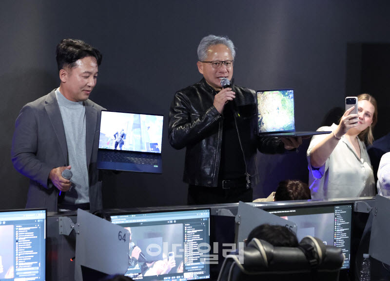 [포토]RTX Spark 선보이는 젠슨 황-김택진