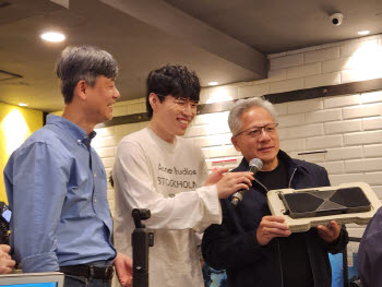 PC방에 젠슨 황이?…괴물 그래픽카드 'RTX 5090' 쐈다[현장]