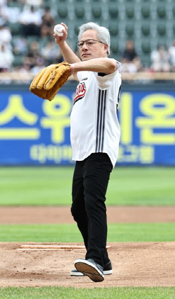 잠실 마운드 오른 젠슨 황…“엔비디아와 두산은 기술 발전 동반자”