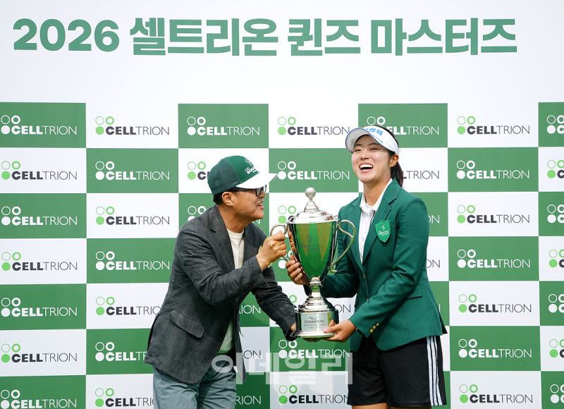 [포토]서교림,생애 첫 우승 트로피 너무 좋아요
