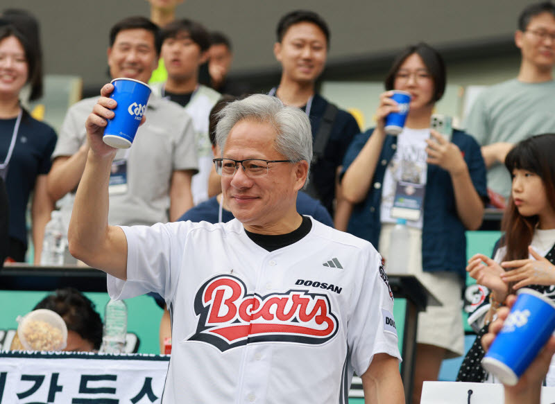 [포토]젠슨 황, 팬들과 건배