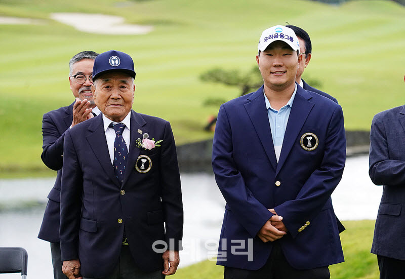 [포토] 문동현, 한장상 KPGA 고문으로부터 우승자켓
