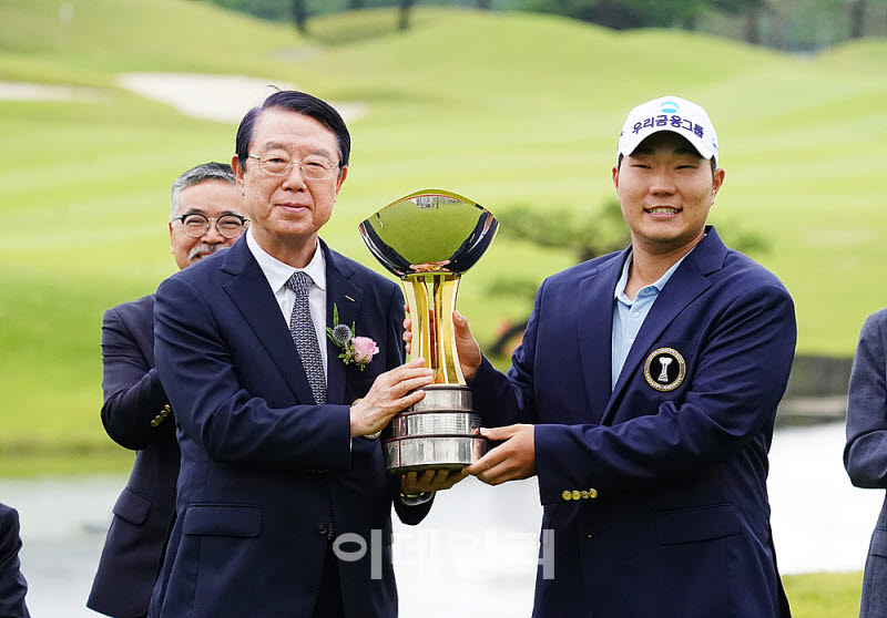 [포토] 문동현, 박우동 풍산그룹 부회장으로부터 우승트로피