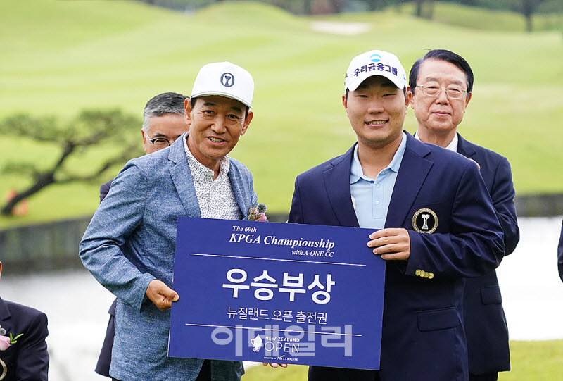 [포토] 문동현, 김종덕 프로로부터 우승부상