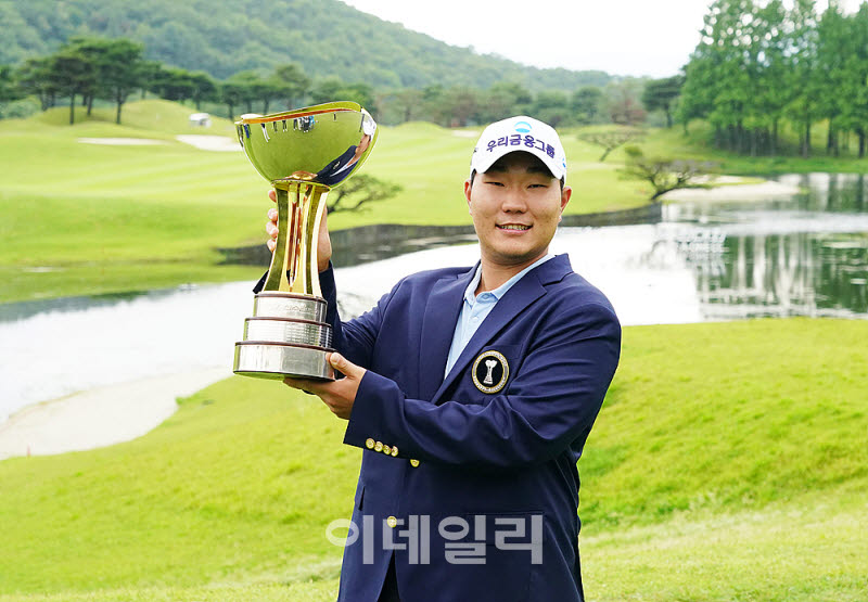[포토] 문동현, 16번홀 27m 칩인 버디로 우승까지