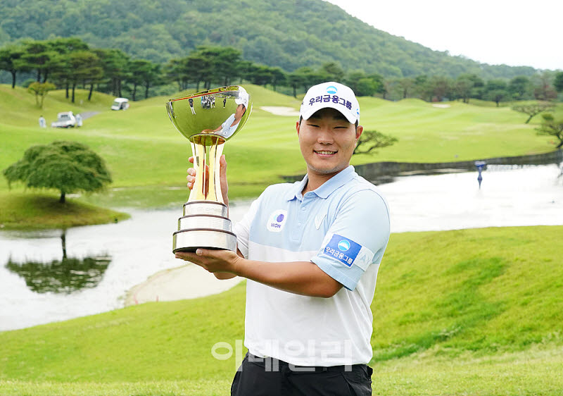 [포토] 문동현, 만 20세 2개월 2일로 최연소 우승 기록