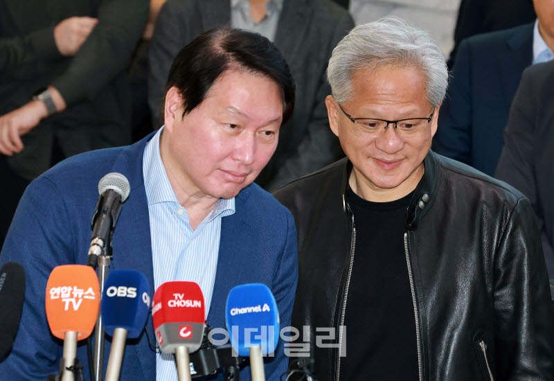 [속보] 최태원 회장 "엔비디아는 SK의 가장 큰 고객…AI 팩토리 구축 적극 나서"