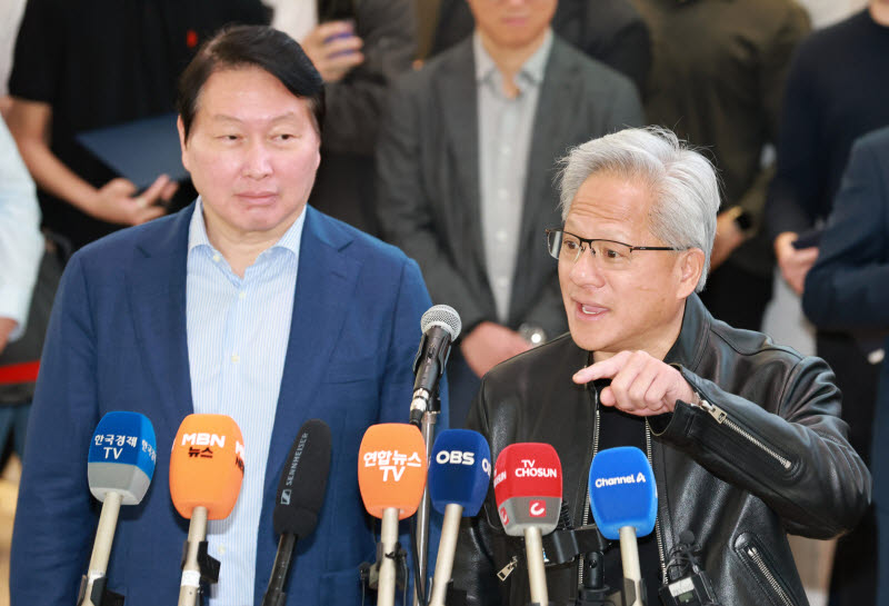 [포토]질의에 답하는 최태원 SK 회장-젠슨 황 엔비디아 CEO