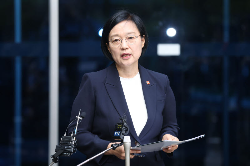 [포토]지명 소감 밝히는 한성숙 총리 후보자