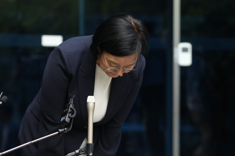 [포토]고개숙여 인사하는 한성숙 총리 후보자
