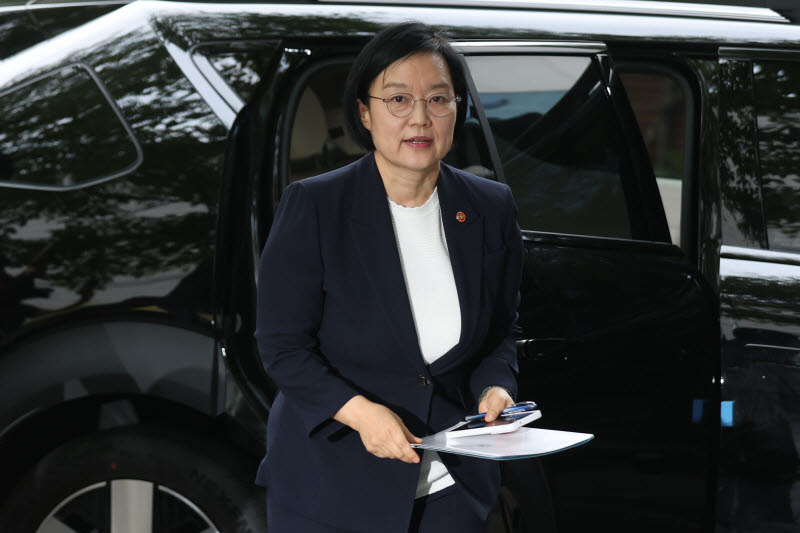 [포토]청문회 사무실로 향하는 한성숙 총리 후보자