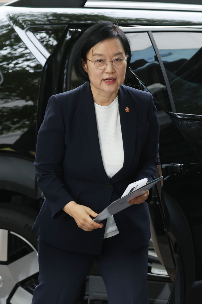 [포토]이동하는 한성숙 총리 후보자