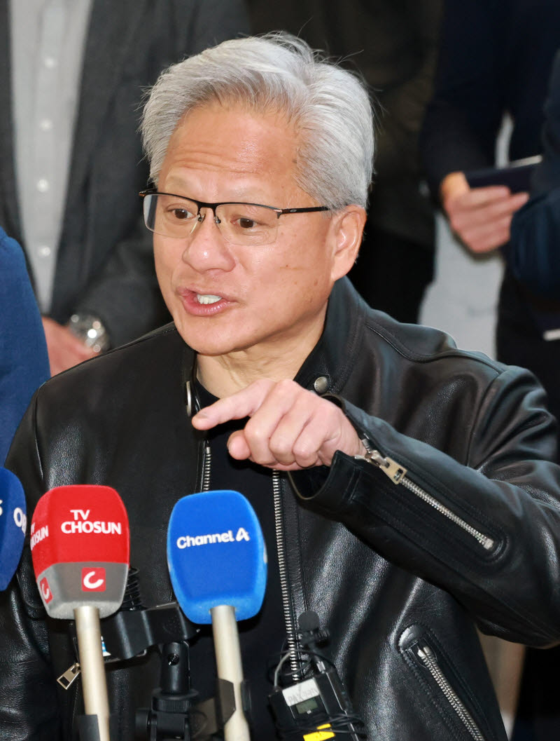 [포토]질의에 답하는 젠슨 황 엔비디아 최고경영자