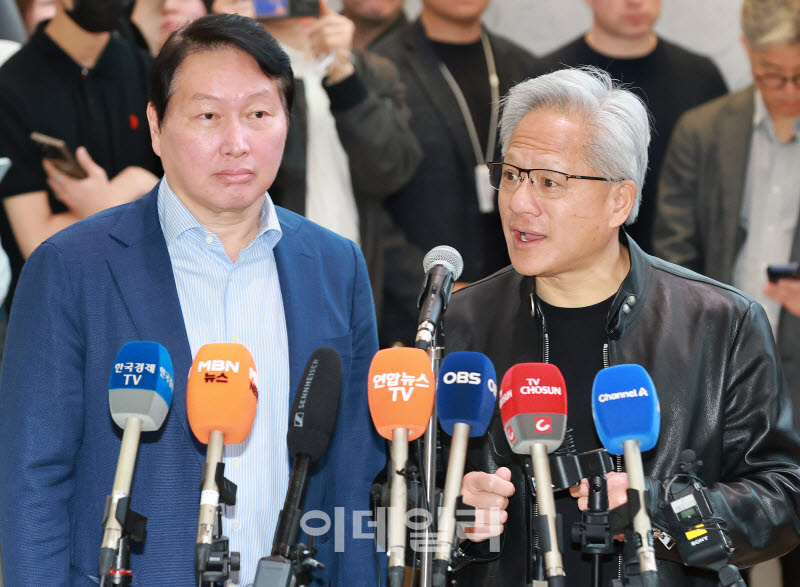 SK·엔비디아, 'AI 팩토리' 함께 짓는다…메모리 넘어 ‘AI 인프라’ 동맹 구축 (종합)