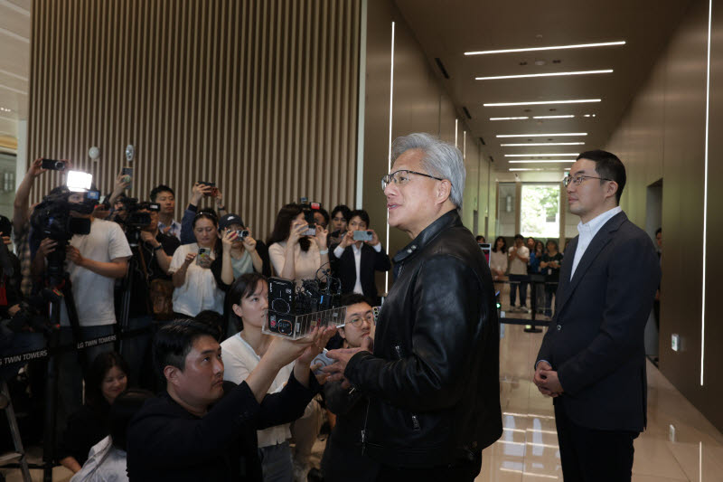 젠슨 황 "LG 기술, 세계 최고 수준…로봇·AI서 '원팀'으로 일할 것"(종합)