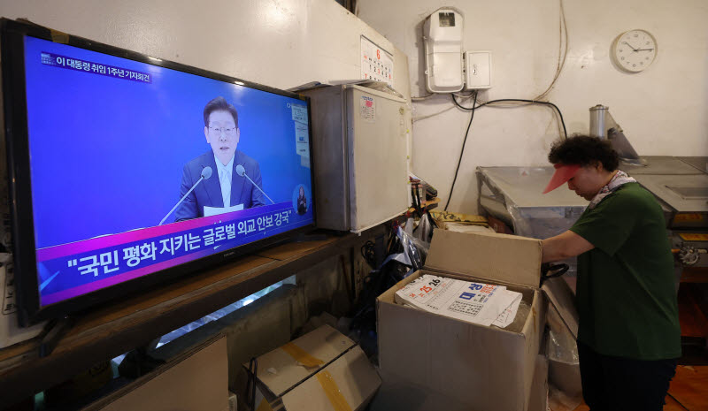 [포토]대통령 취임 1주년 기자회견 시청하는 상인들