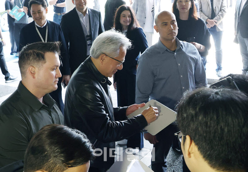 [포토] 서울대생에게 사인해주는 젠슨 황