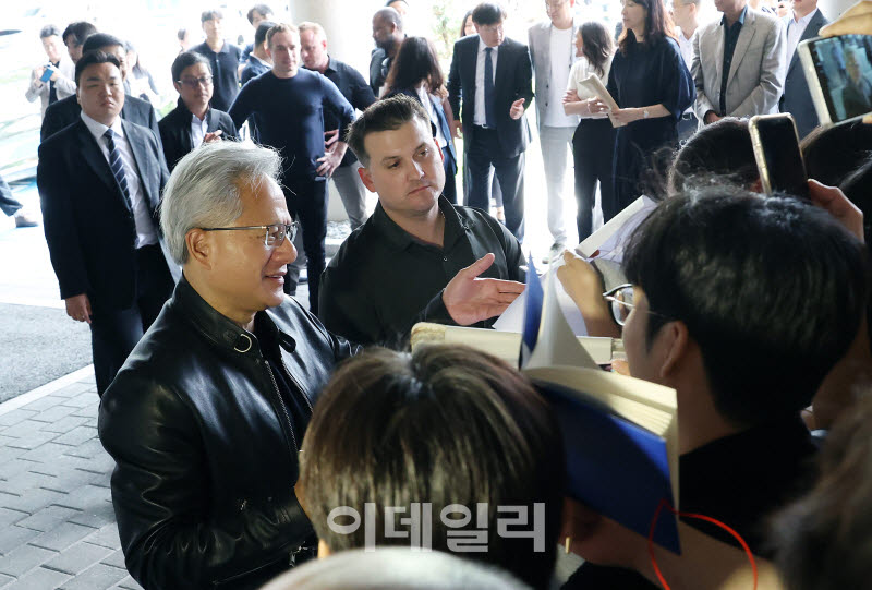 [포토] 서울대 공대 방문하는 젠슨 황