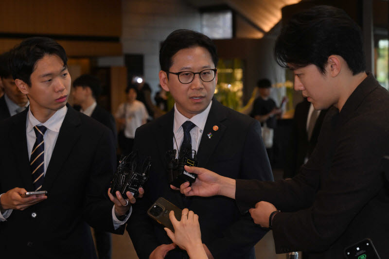 [포토]질의에 답하는 배경훈 부총리 겸 과학기술정보통신부 장관