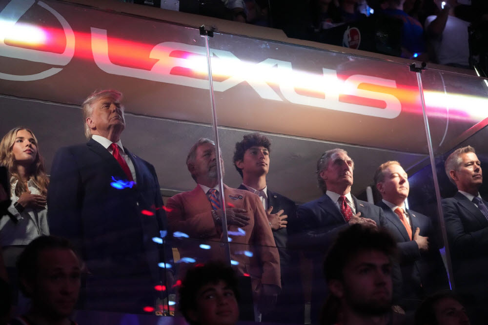 NBA 파이널 찾은 트럼프, 전광판 등장하자 야유 쏟아져
