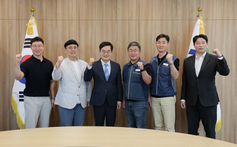 '미지급 수당' 해결한 김동연, 소방관들로부터 두 번째 감사패