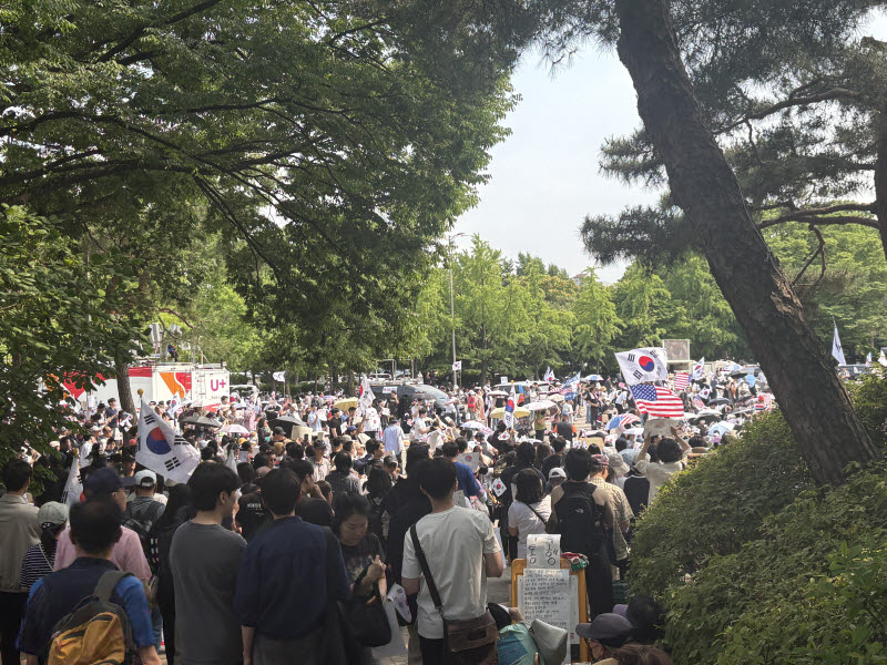 "가방에 든 그거 뭐야"…도 넘은 '잠실 개표소 시위', 경찰도 강력 대응(종합)