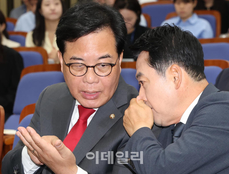 [포토]의원총회, '대화하는 장동혁-송언석'
