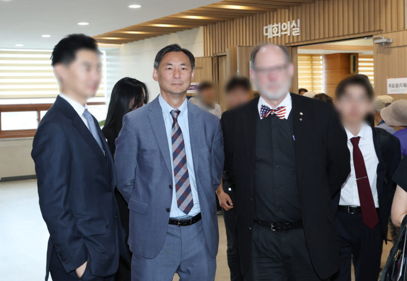 '李대통령 명예훼손' 모스탄, 출국금지 불복 소송 재판부 기피 신청