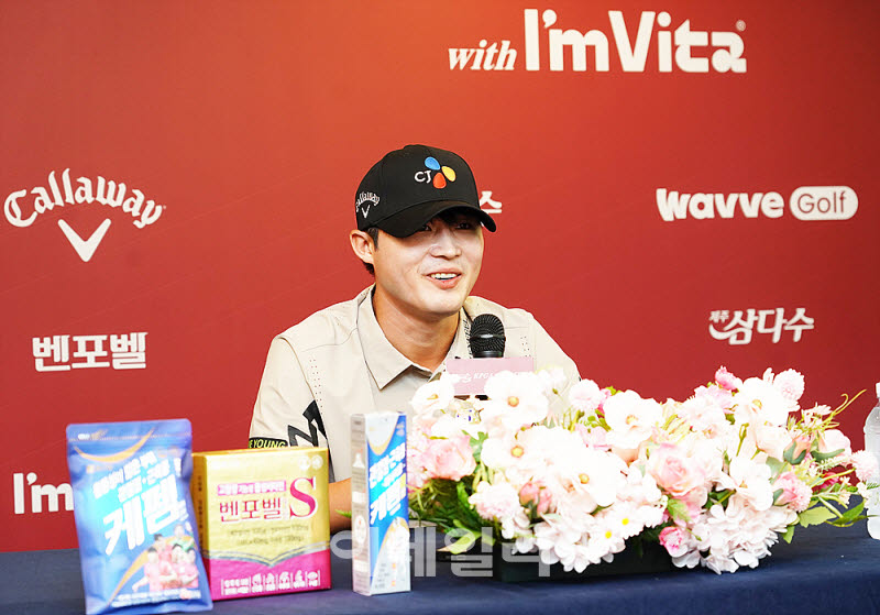 [포토] 배용준, 인터뷰하는 디팬딩 챔피언