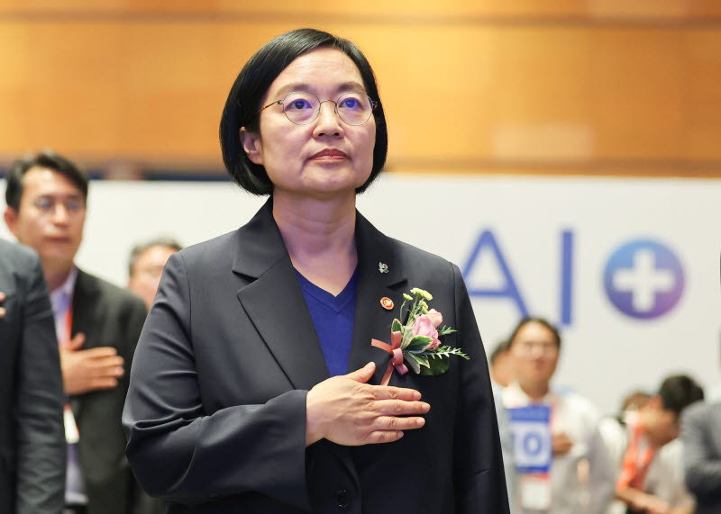총리실 "한성숙 후보자, 장관직 유지하며 인청 준비 문제없다"