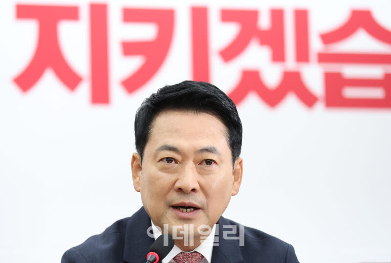 '부정선거 팻말 논란' 장동혁 "음모론 폄훼는 비상식…중요한 건 참정권 침해"