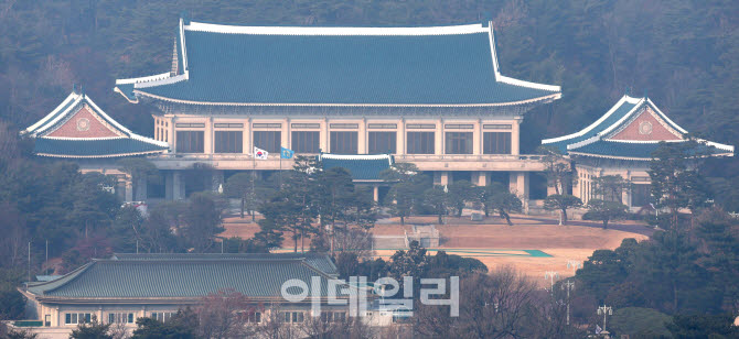 靑 “주가 급락에도 일희일비 않겠다…시장 체질 개선 집중”
