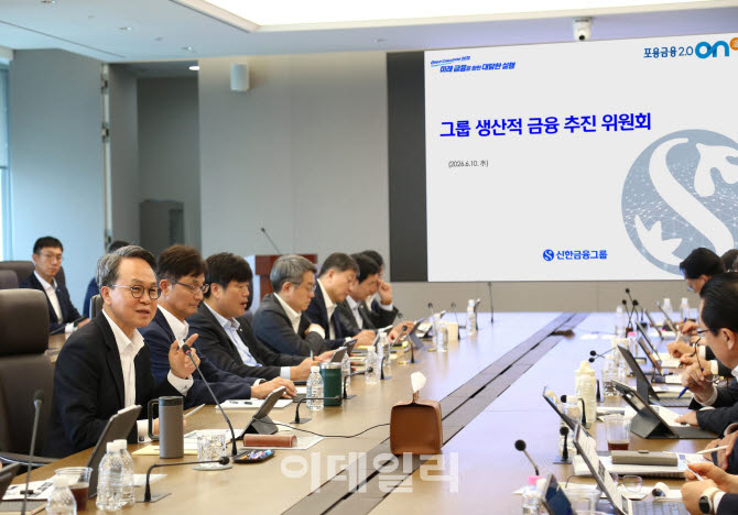 李 "원시적 약탈 금융" 지적…금융그룹·은행 연이어 연체 채권 소각