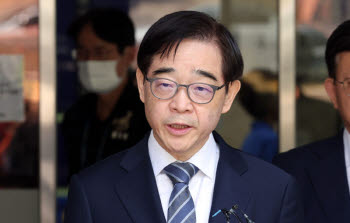 '화천대유 변호' 권순일 전 대법관 1심 공소기각 "위법수사"