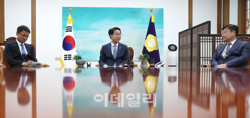 [포토]조정식 국회의장, '여야 원내대표와 첫 회동'