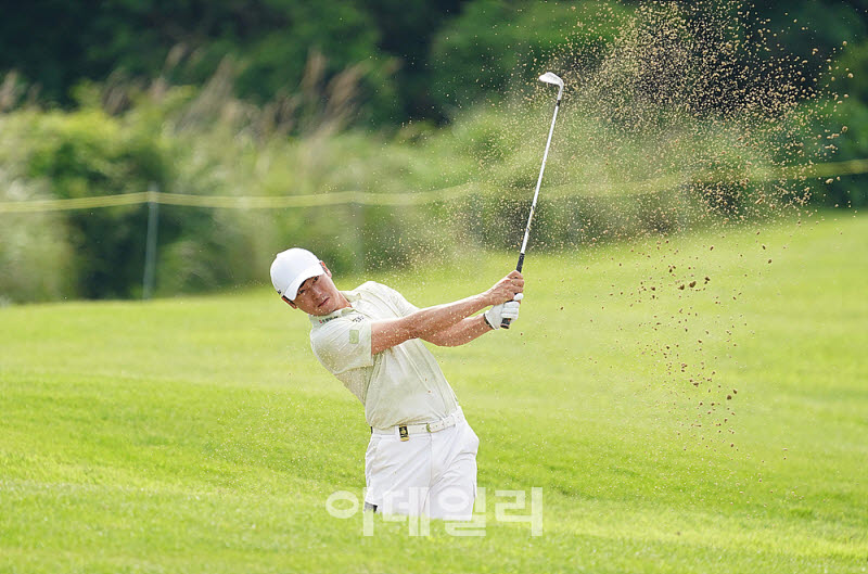 [포토] 김태훈, 페어웨이 벙커 탈출