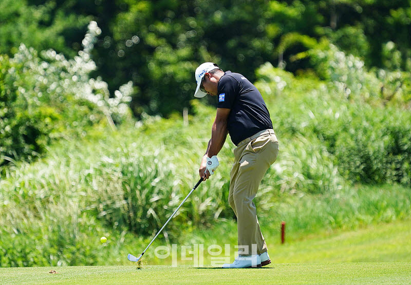 [포토] 이동환, 강한 임팩트로 날린다