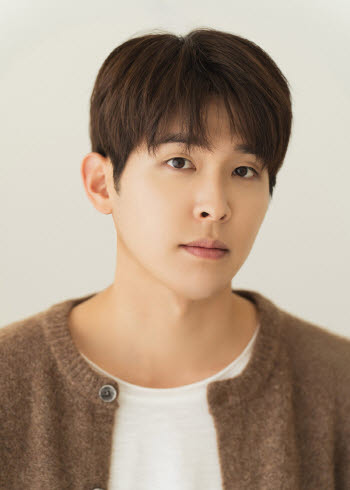 이시우, 앤피오와 동행 계속…재계약 체결
