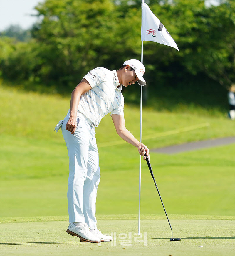 [포토] 이성호, 신중히 정리하는 피치자국