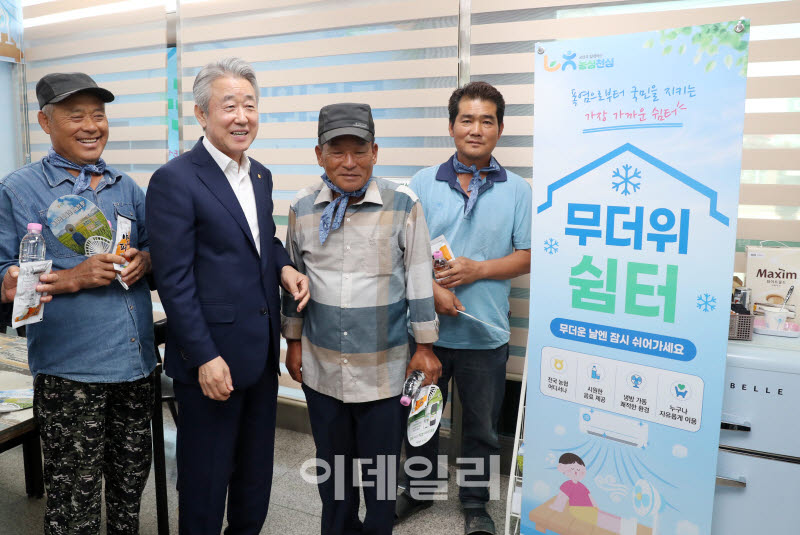 [포토]  '농업인 무더위 쉼터' 방문한 강호동 농협회장