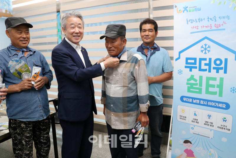 [포토] 농업인에게 시원한 넥쿨러 달아주는 강호동 농협회장