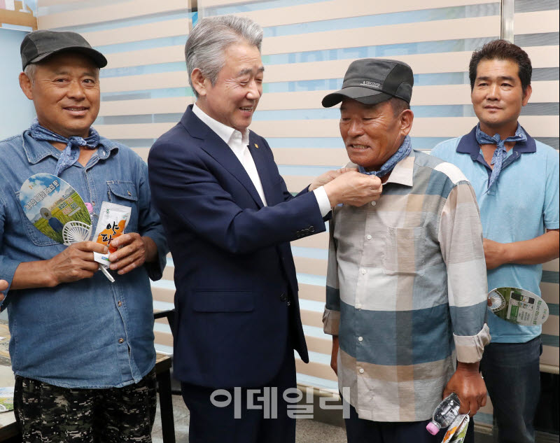 [포토] 무더위 쉼터 지원물품 전달