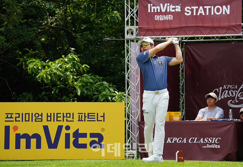 [포토] 김민수, 호쾌한 샷으로 컷오프데이 시작