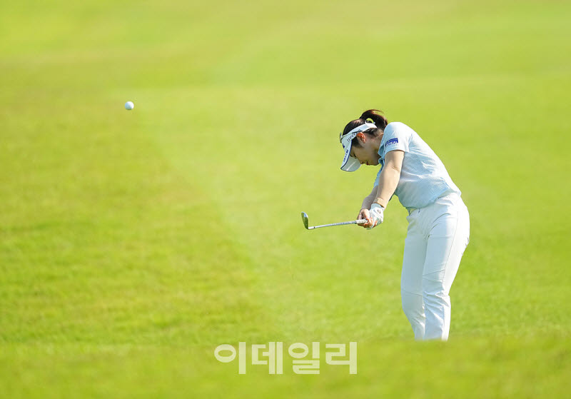 [포토]이소영,러프에서 강한 어프로치