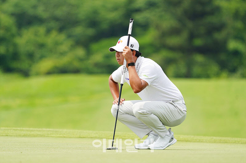 [포토] 최승빈, 옆에서 살피는 그린 경사