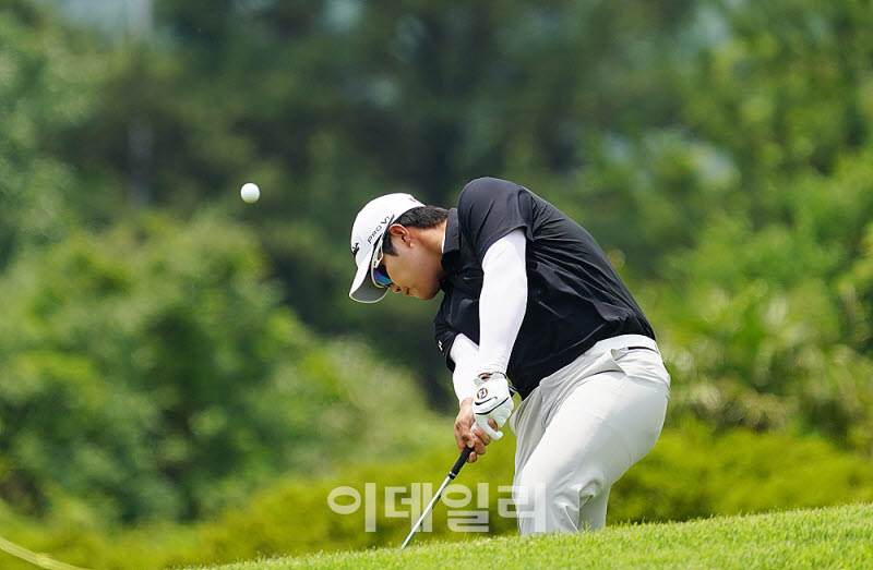 [포토] 정재현, 어려운 라이의 볼을 걷어낸다