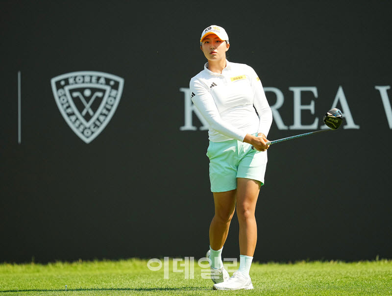 [포토]박예지,한참을 바라보는 타구