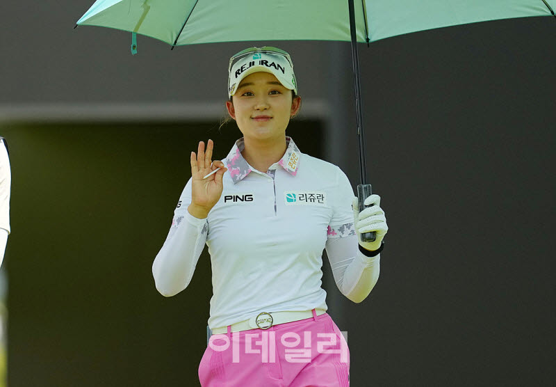 [포토]마서영,무빙데이 미소 손인사
