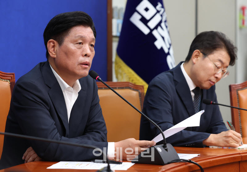 [포토]당무 현안 기자간담회, '발언하는 조승래 사무총장'