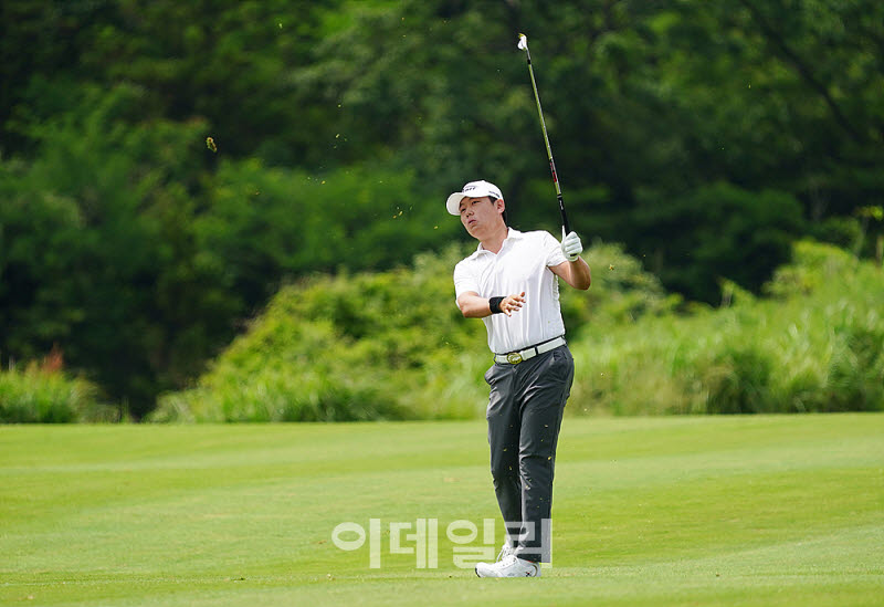 [포토] 타구 방향 살피는 김우현